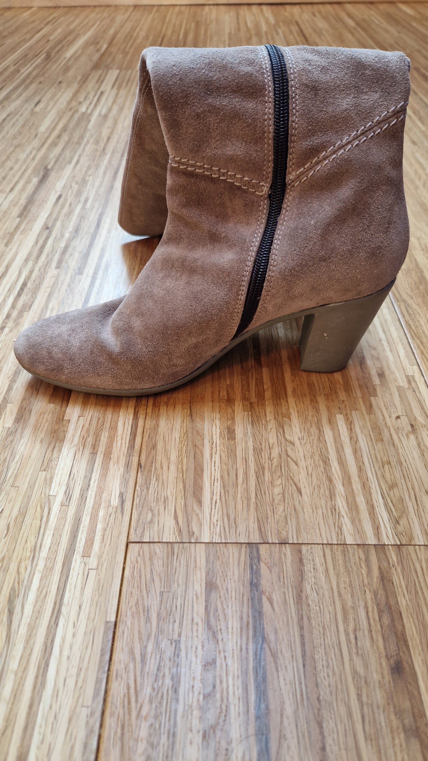 Preloved La Scarpa Suede Knee High Zip-Up Heeled Boots Size 39