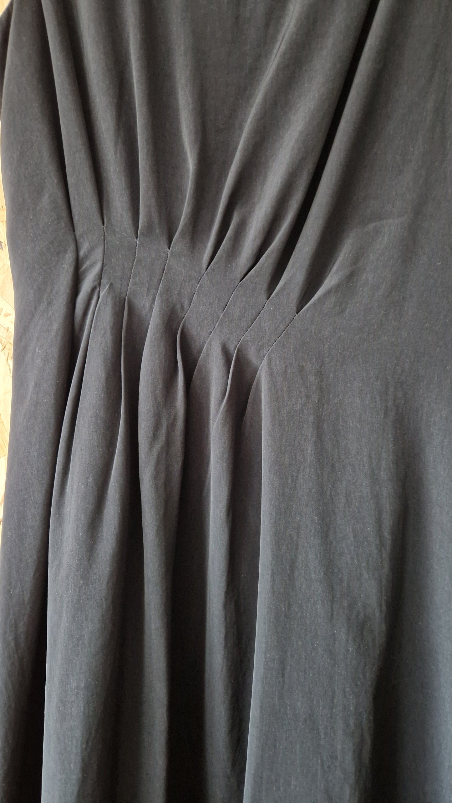 Preloved Adrianna Papell Sleeveless Pleat Detail Dress with Dropped Hem Size 10