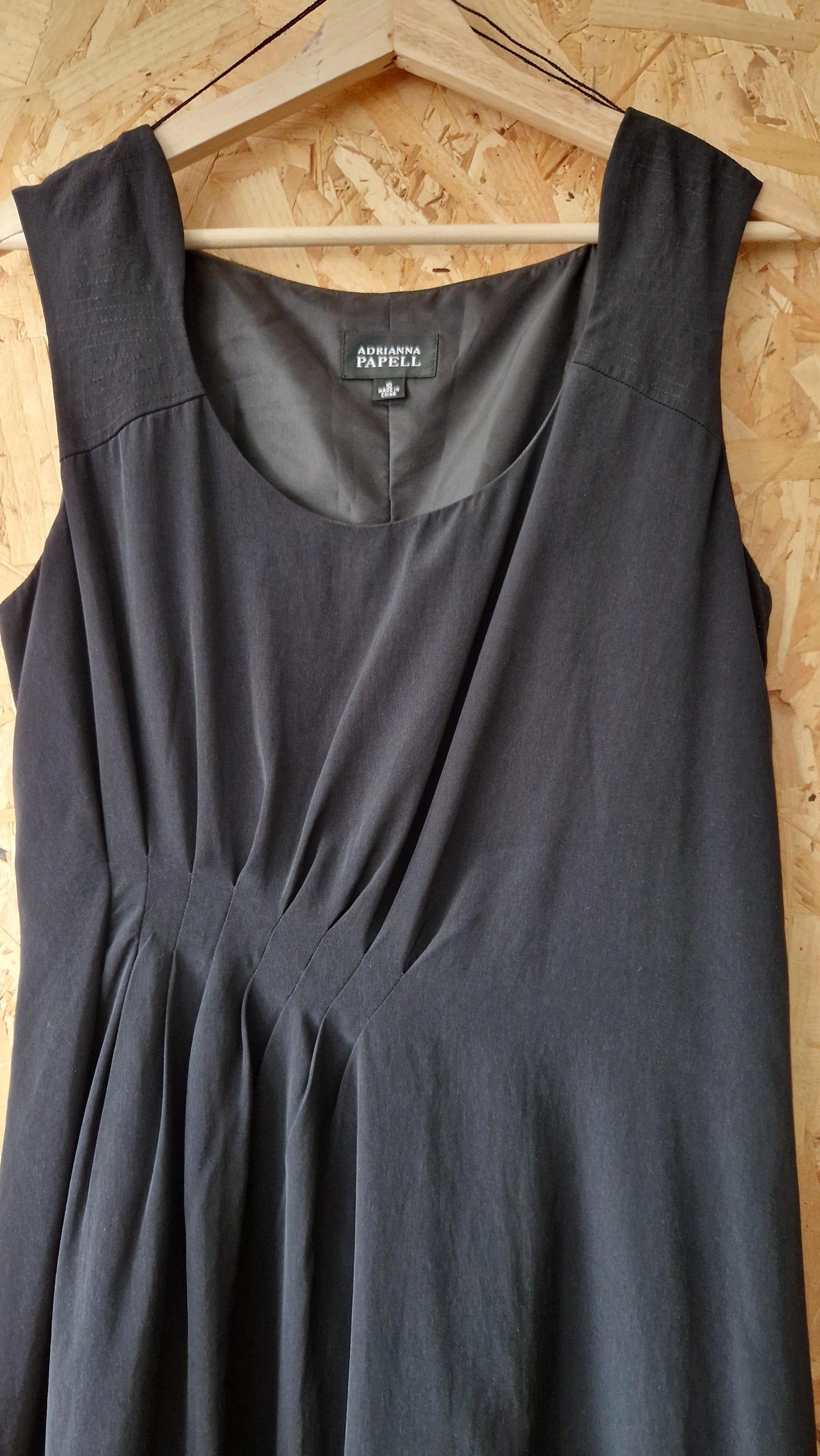 Preloved Adrianna Papell Sleeveless Pleat Detail Dress with Dropped Hem Size 10