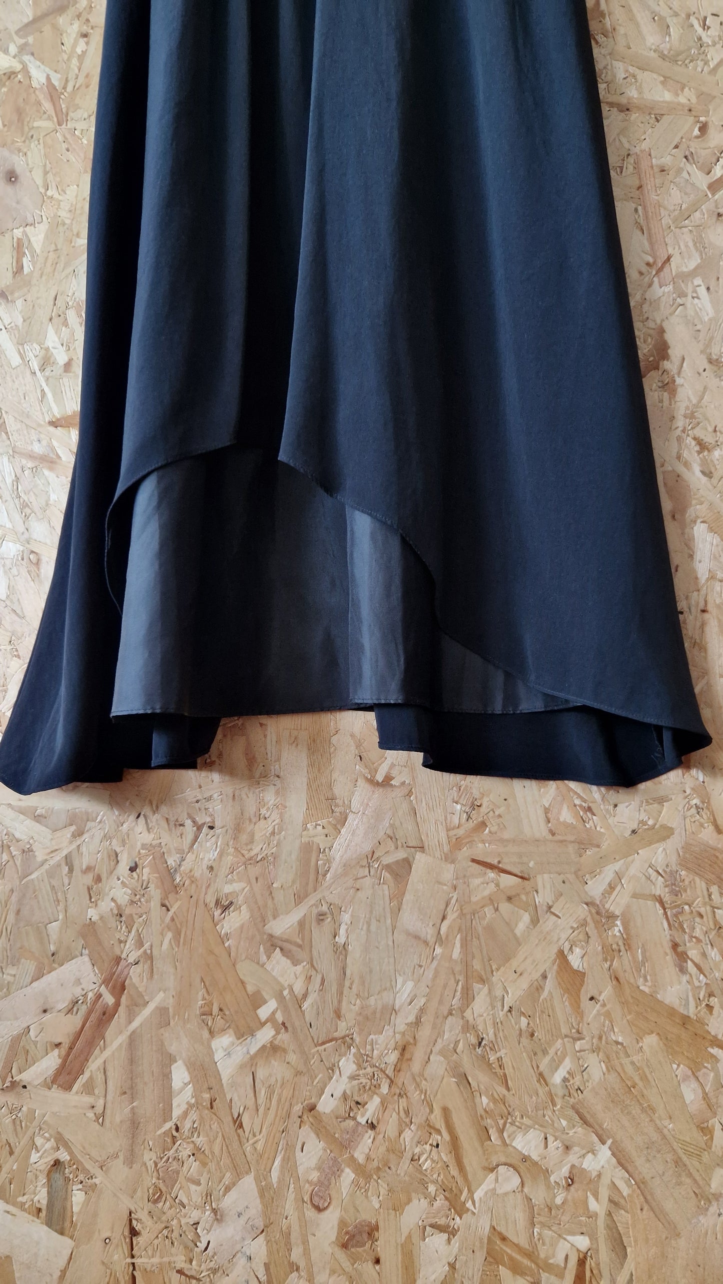 Preloved Adrianna Papell Sleeveless Pleat Detail Dress with Dropped Hem Size 10