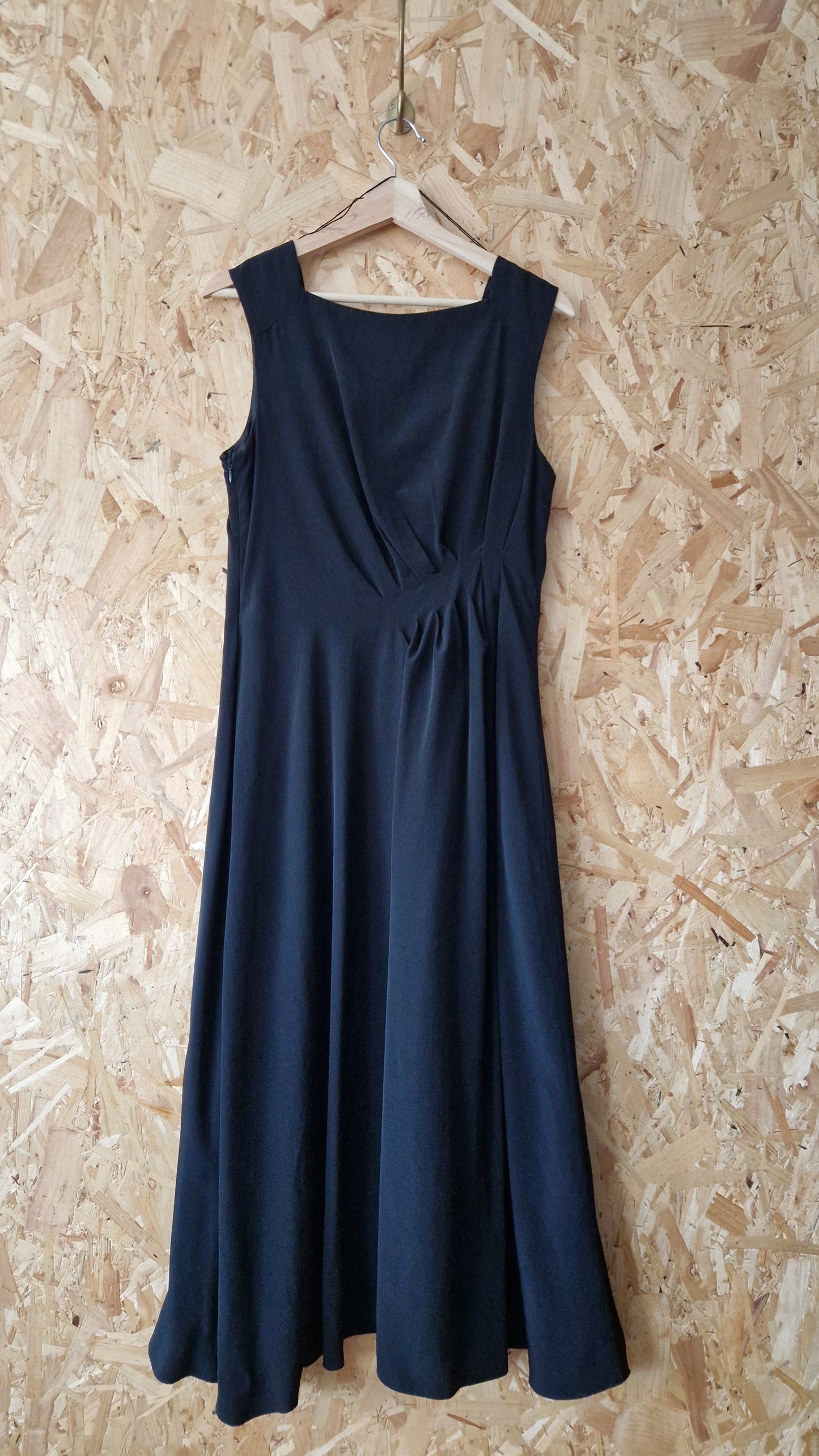 Preloved Adrianna Papell Sleeveless Pleat Detail Dress with Dropped Hem Size 10