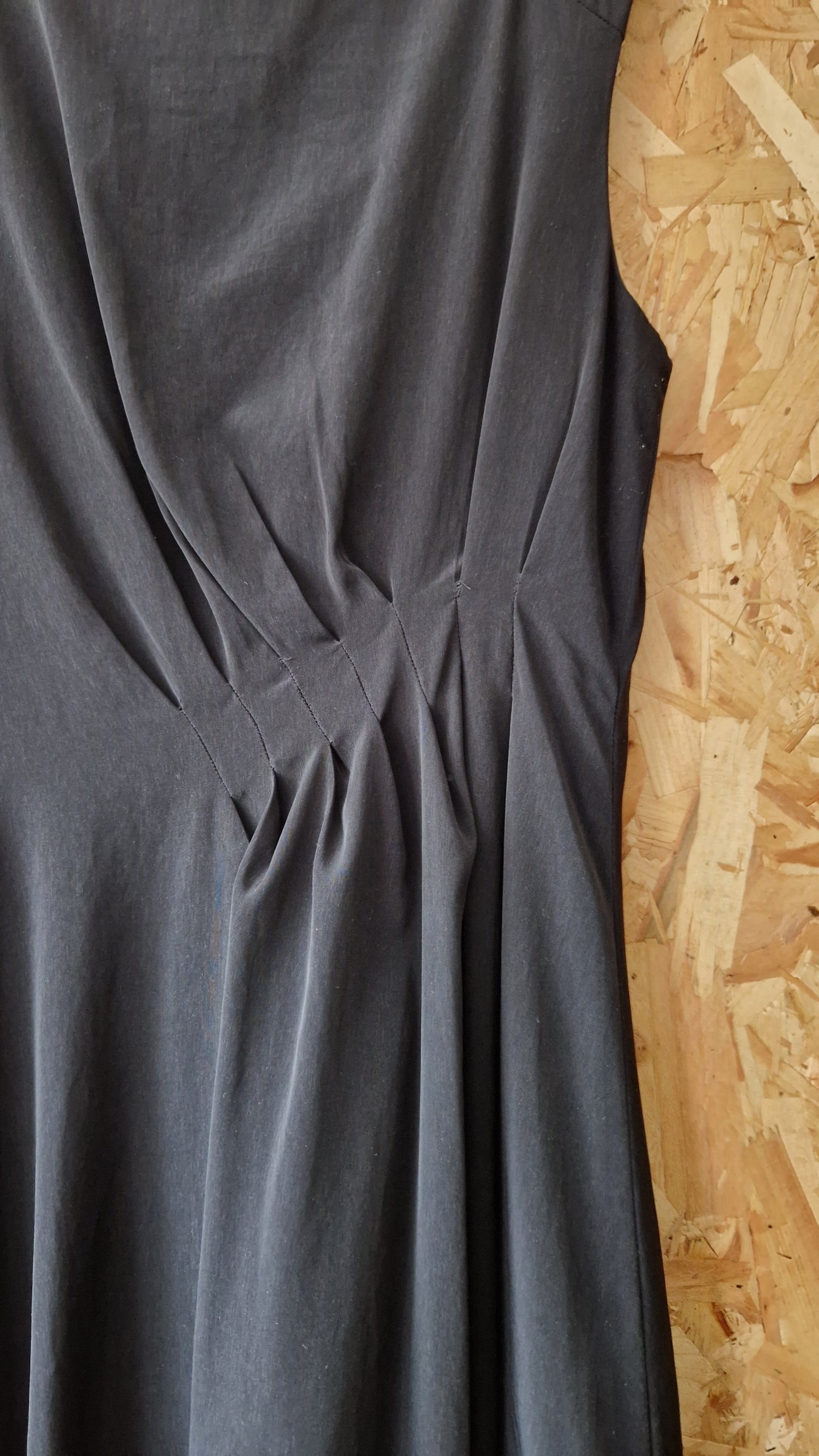 Preloved Adrianna Papell Sleeveless Pleat Detail Dress with Dropped Hem Size 10