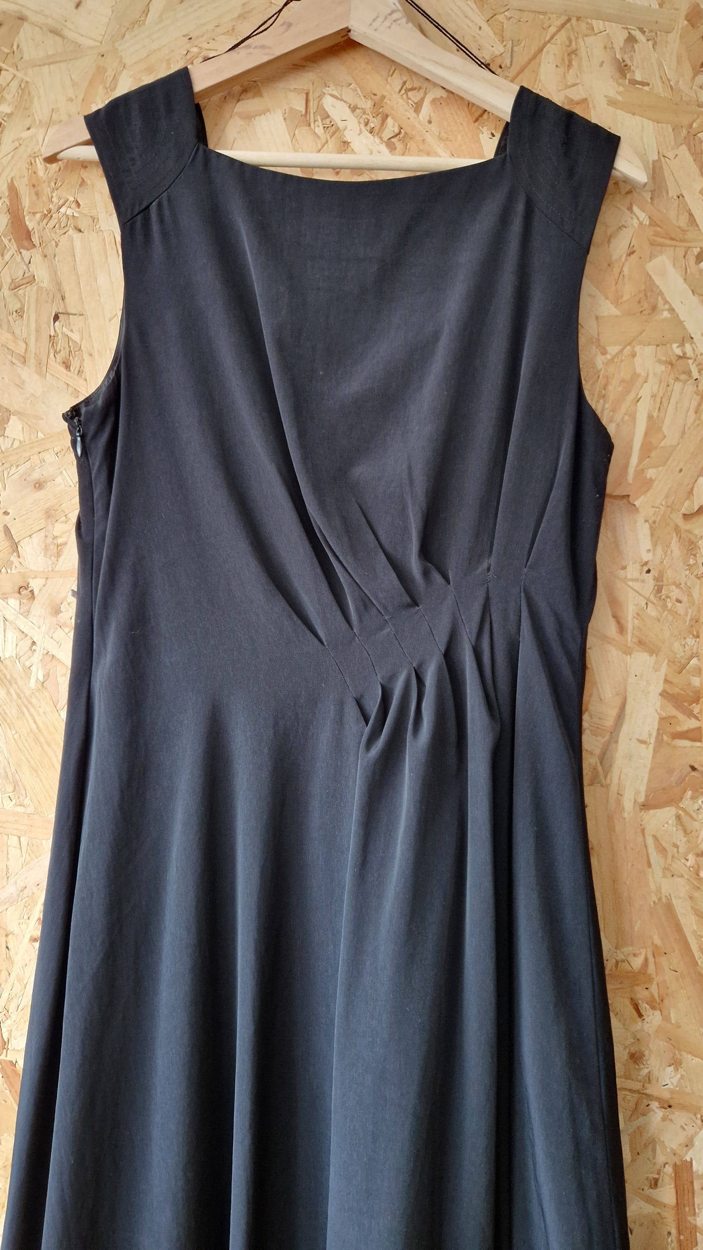 Preloved Adrianna Papell Sleeveless Pleat Detail Dress with Dropped Hem Size 10