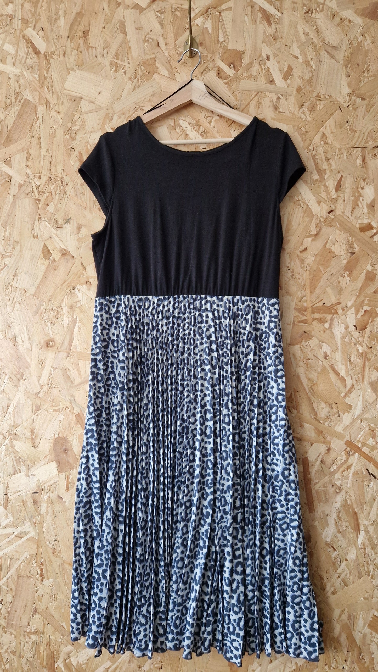 Preloved Oliver Bonas Cap Sleeve Jersey Top Dress with Animal Print Pleated Skirt Size 14