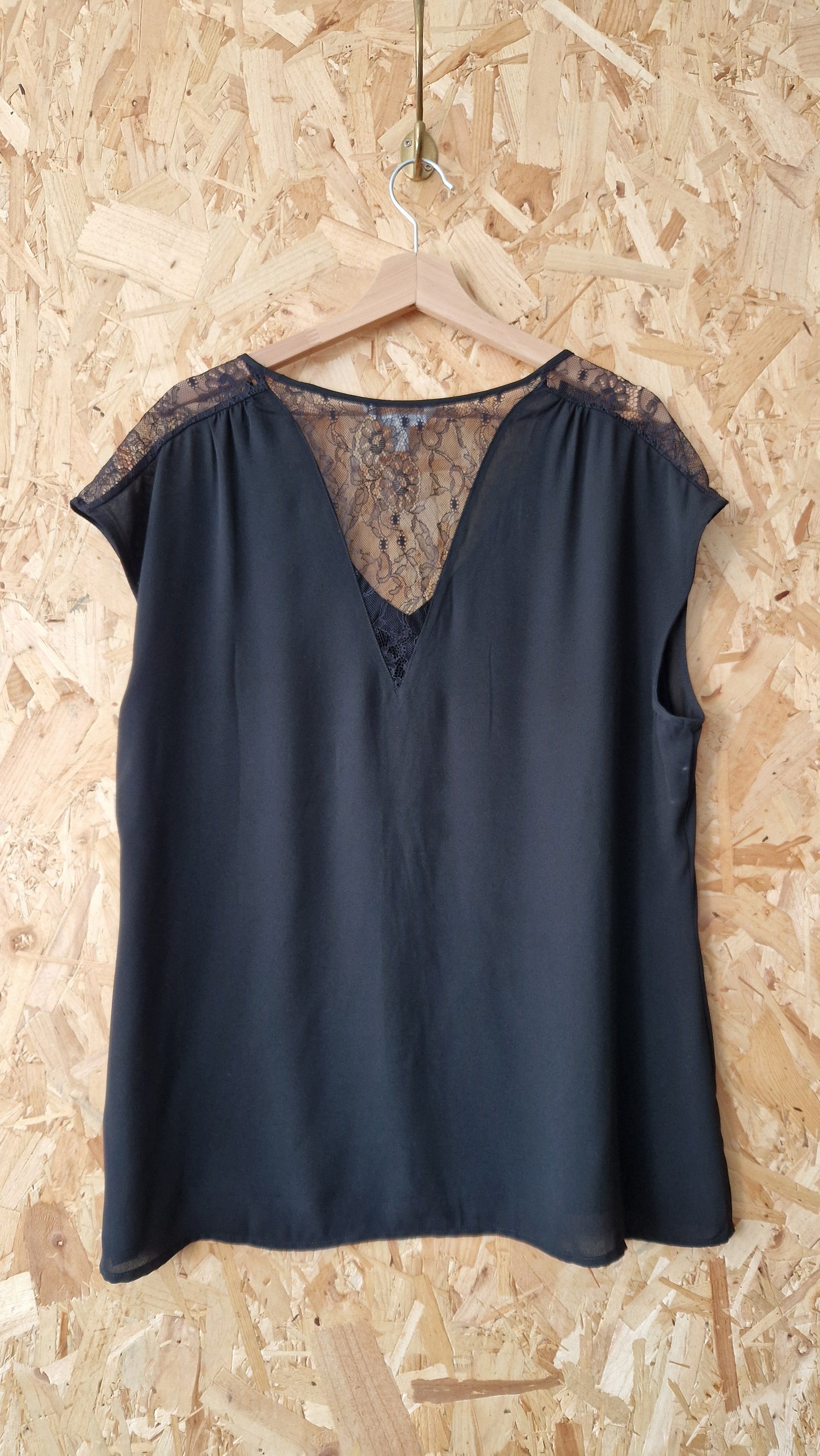 Preloved Cap Sleeve Banana Republic Blouse with Lace Insert Size XLarge