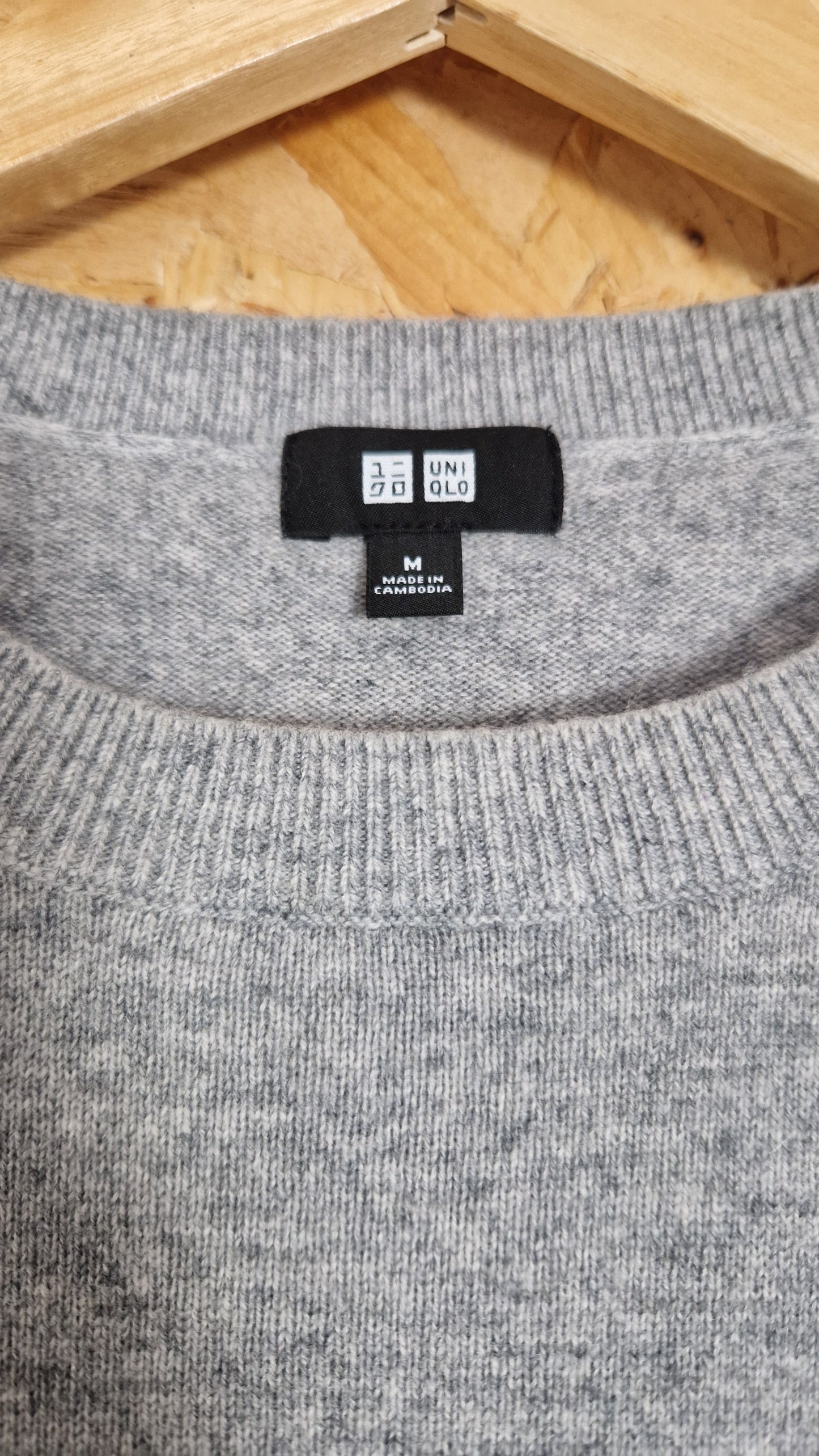 Preloved Uniqlo Cashmere Crew Neck Jumper Size Medium