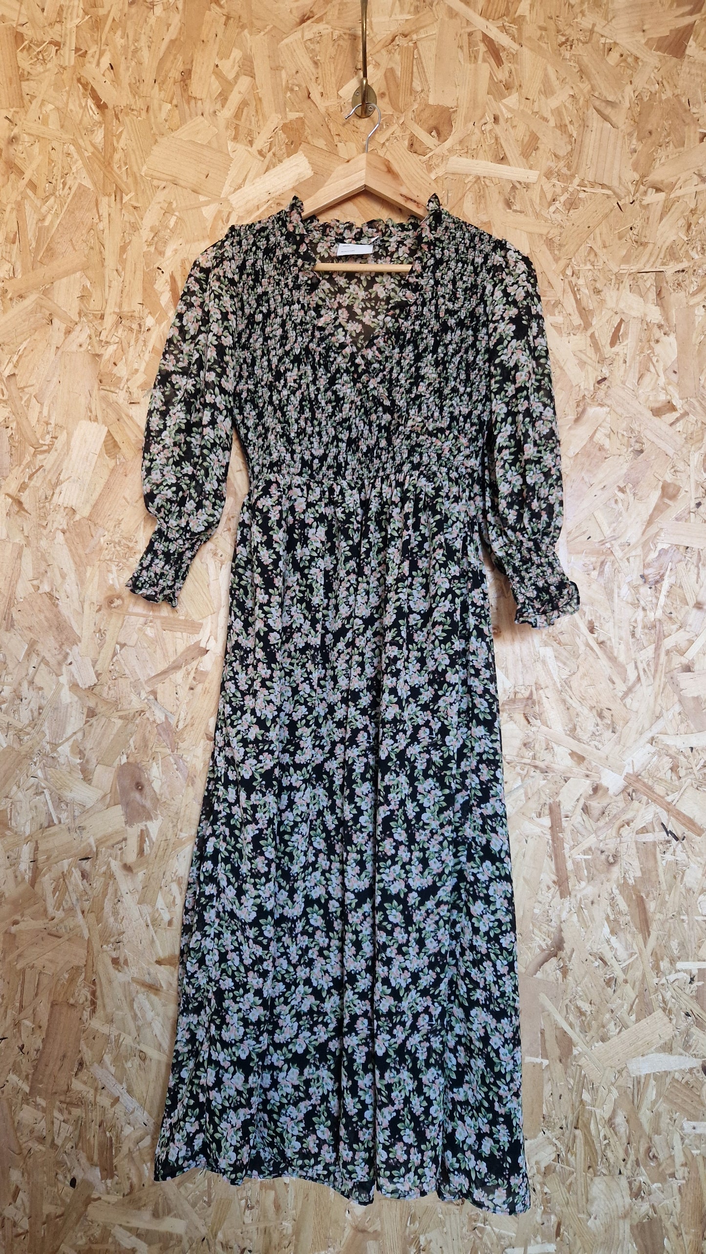 Preloved ASOS DESIGN Long Sleeve Floral Printed Dress with Shirred Front & Cuff Detail Size 8