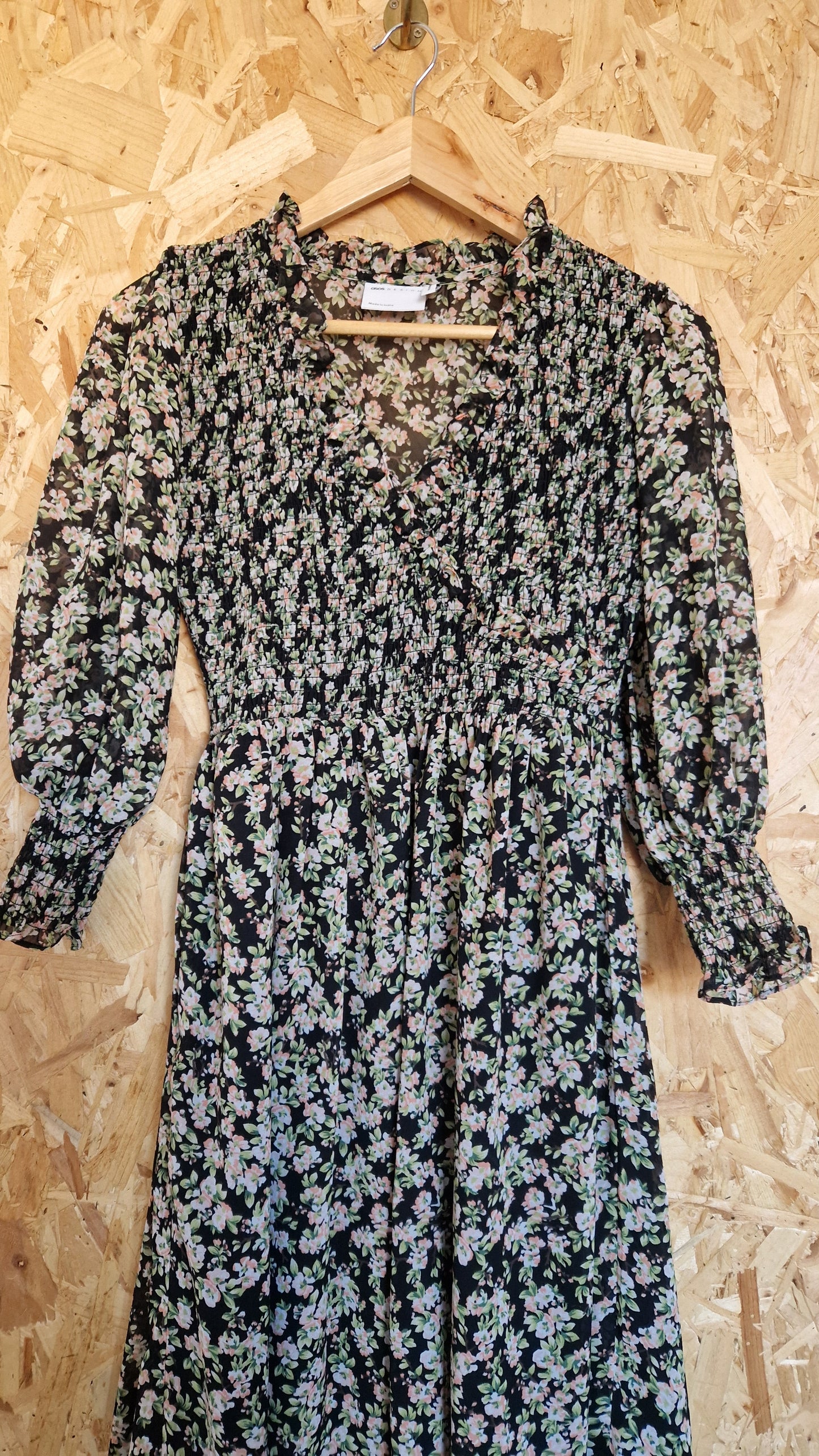 Preloved ASOS DESIGN Long Sleeve Floral Printed Dress with Shirred Front & Cuff Detail Size 8