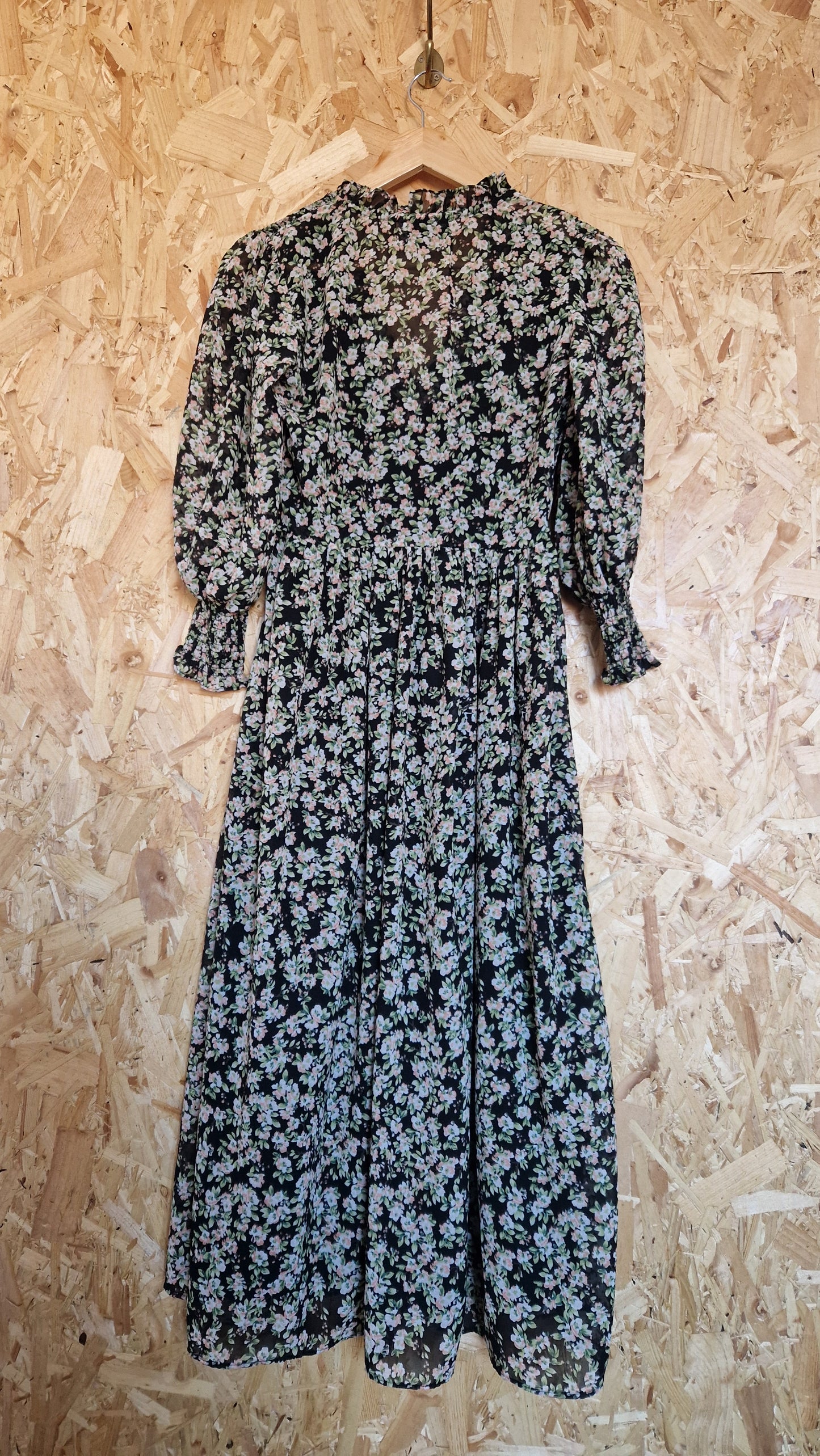 Preloved ASOS DESIGN Long Sleeve Floral Printed Dress with Shirred Front & Cuff Detail Size 8