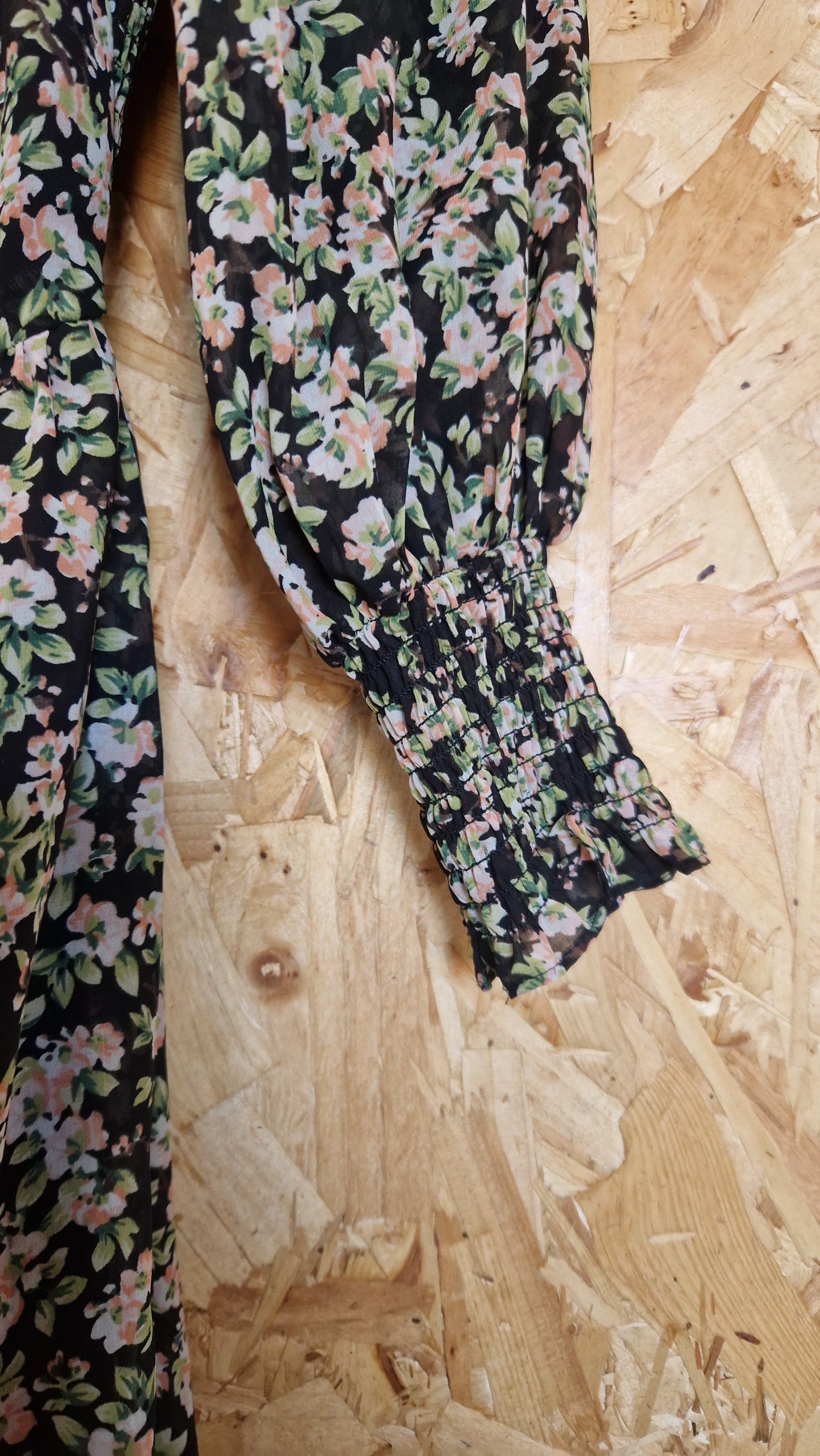 Preloved ASOS DESIGN Long Sleeve Floral Printed Dress with Shirred Front & Cuff Detail Size 8