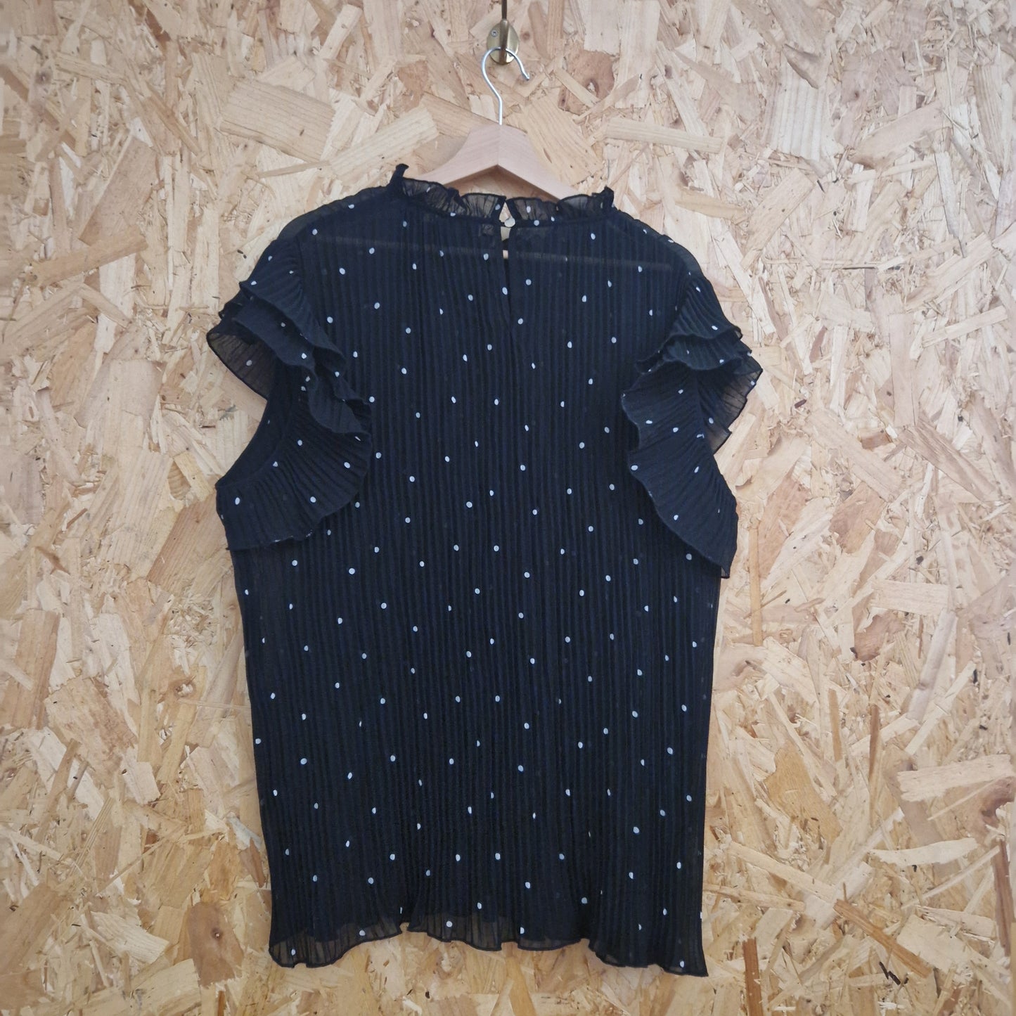 Brand New City Chic Plisse Multi Frill Sleeve Polka Top Size 20