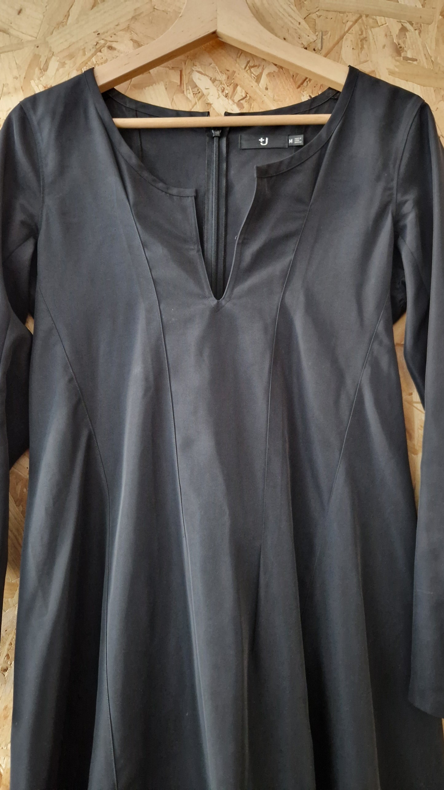 Preloved J+ Uniqlo Long Sleeve Split Neckline Dress Size Medium