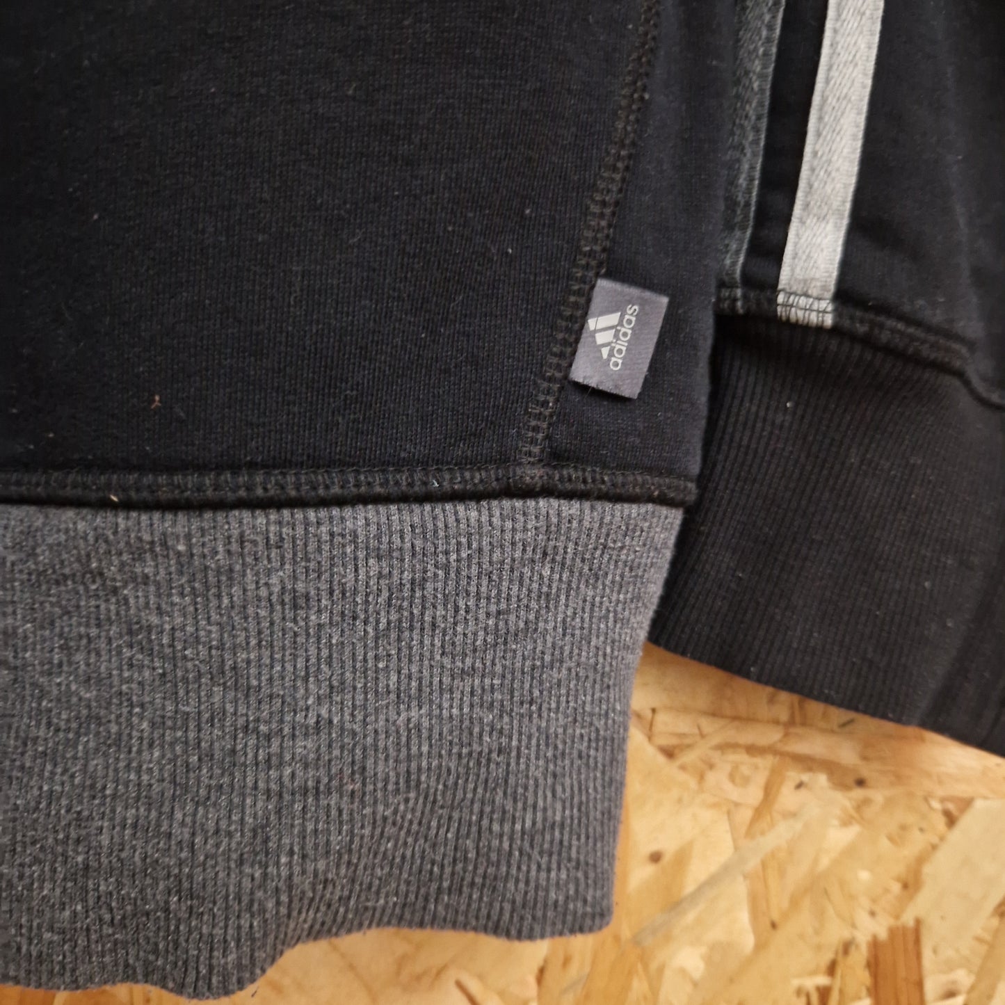 Preloved Adidas Contrast Trim Sweatshirt Size Medium