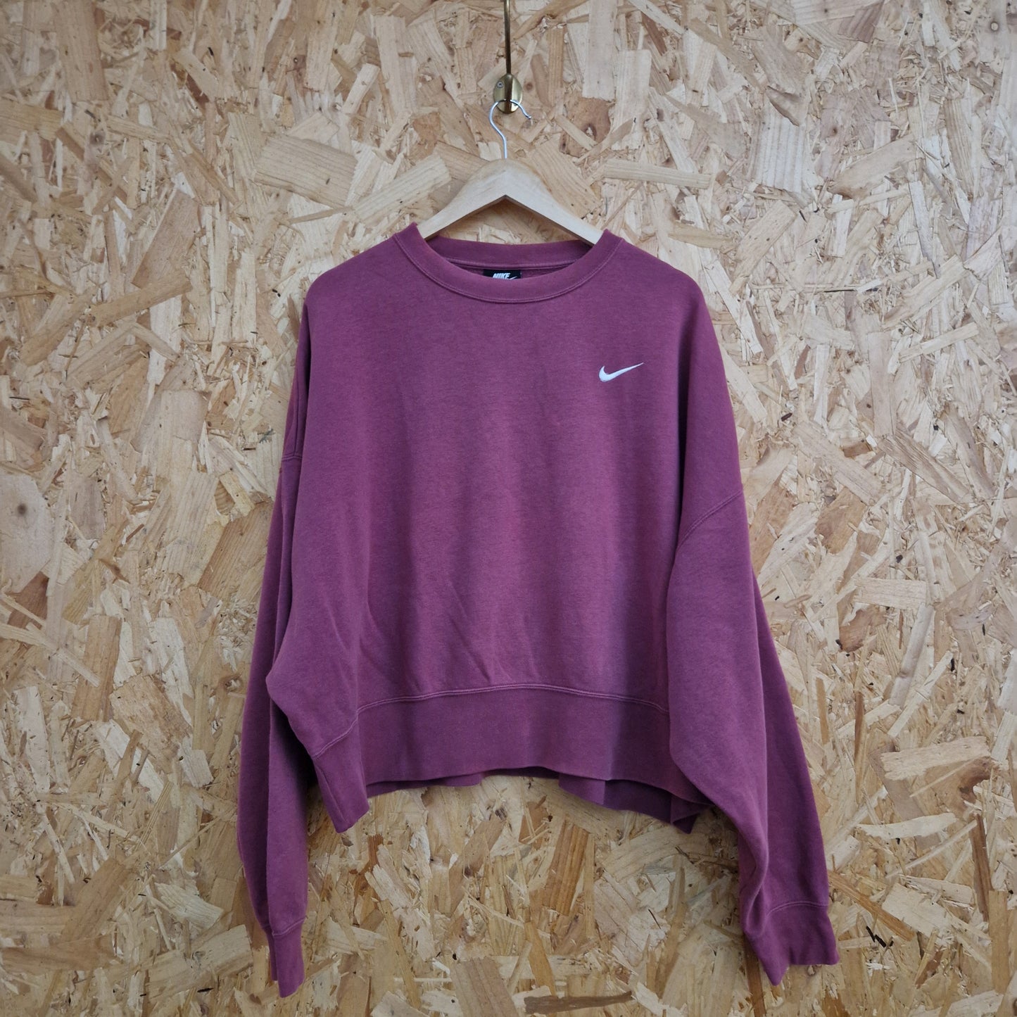 Preloved Nike Boxy Cropped Sweatshirt with Dropped Shoulder Size Large