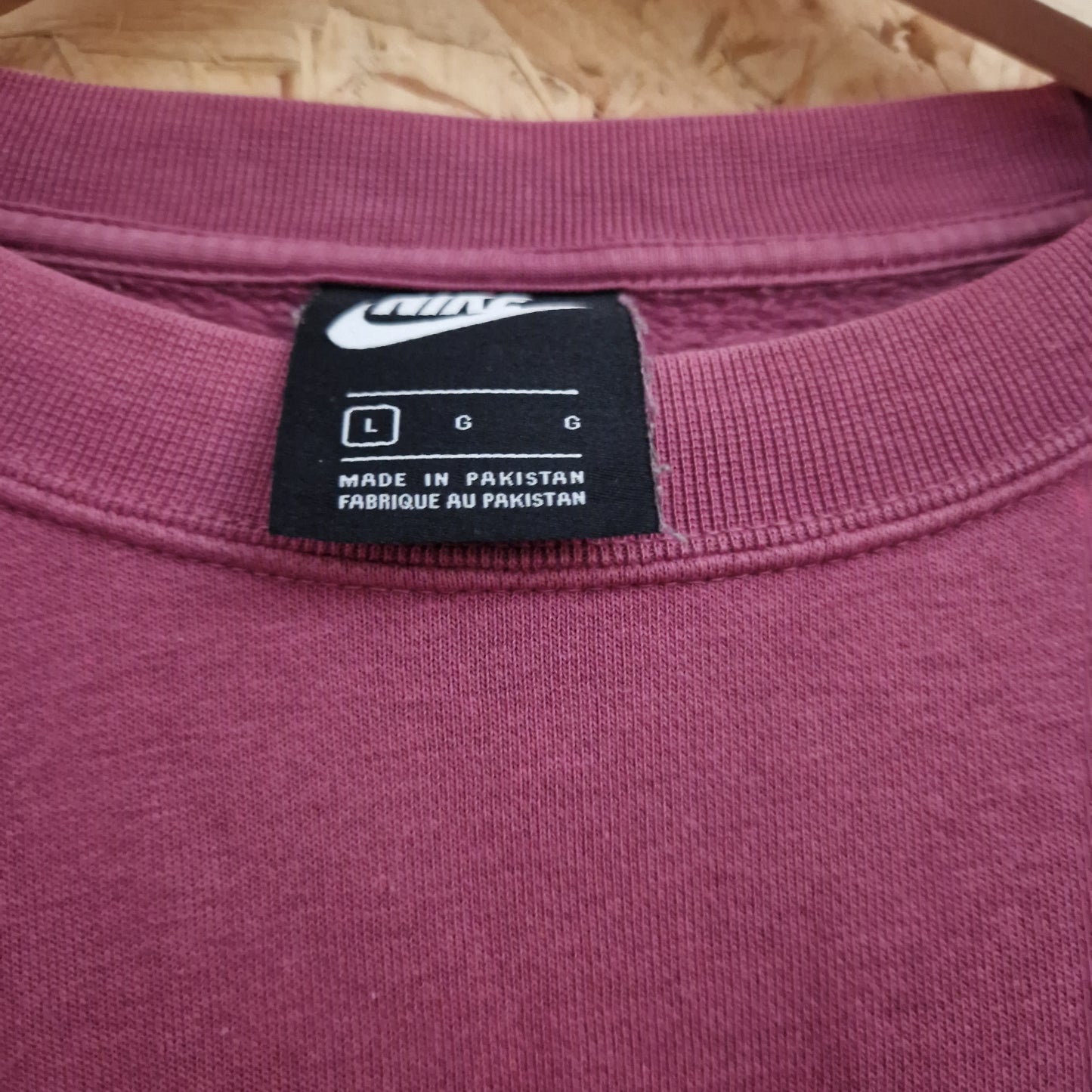 Preloved Nike Boxy Cropped Sweatshirt with Dropped Shoulder Size Large