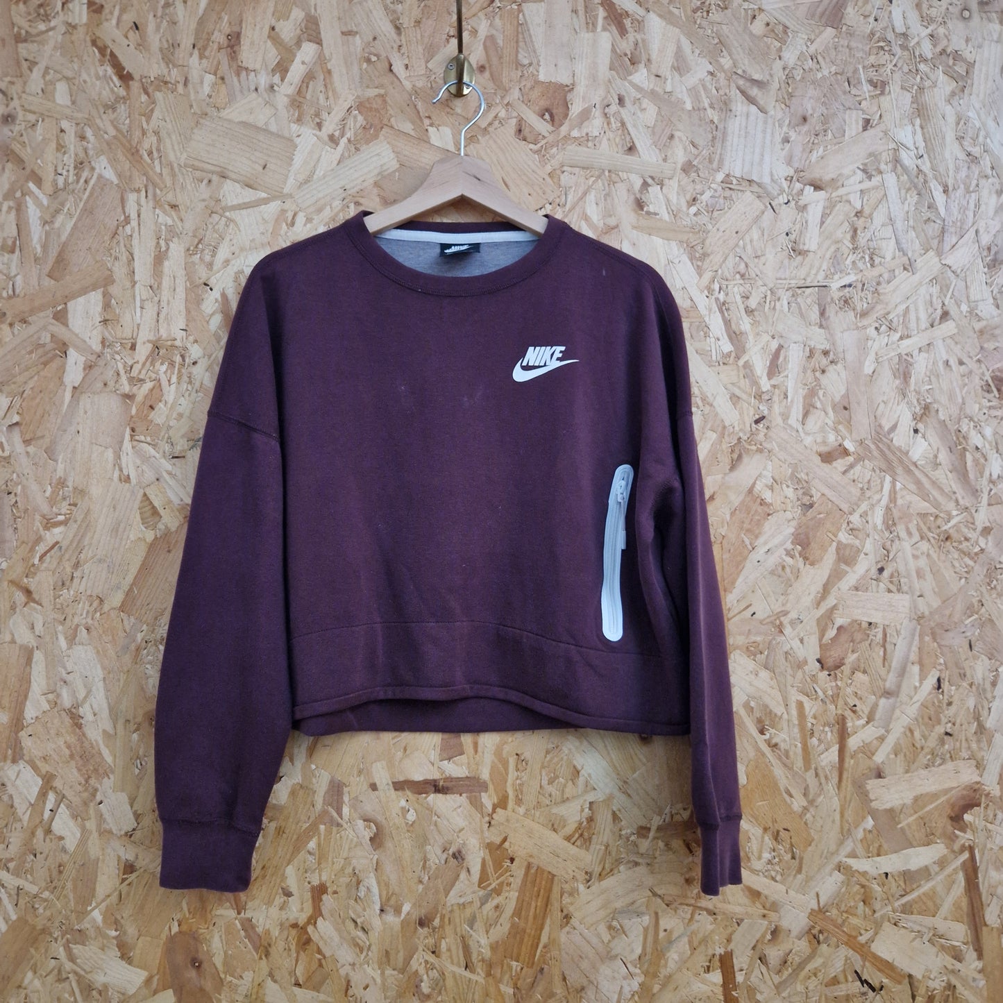 Preloved Nike Cropped Sweatshirt with Dropped Shoulders Size Large