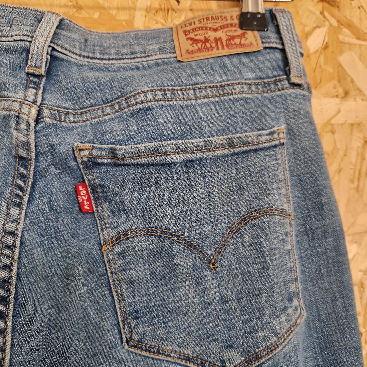 Preloved Levis 314 Shaping Straight Jeans Waist Size 29
